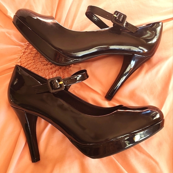 Piccadilly Shoes - NWOT BLACK PATENT LEATHER STRAPPY 4" HEEL PLATFORMS by Picadilly SZ 9 EUC